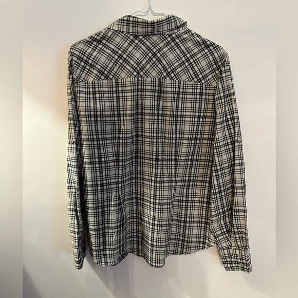 NEW YORK & COMPANY  -  WOMEN’S 3/4 ROLL TAB SHIRT WITH FLAP POCKETS. - Picture 2 of 4